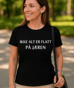 Morsom t-skjorte Ikke alt er flatt med teksten IKKE ALT ER FLATT PÅ JÆREN.