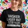 Morsom t-skjorte Ikke annonse men skjebne med teksten VASKER LAGER MAT STRYKER IKKE EN ANNONSE, MEN SKJEBNEN.