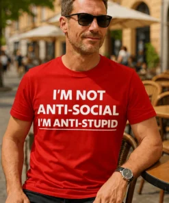 Morsom t-skjorte Ikke antisosial bare antidum med teksten I'M NOT ANTI-SOCIAL I'M ANTI-STUPID