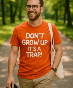 Morsom t-skjorte Ikke bli voksen med teksten DON'T GROW UP IT'S A TRAP!