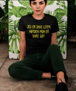 Morsom t-skjorte Ikke liten bare søt med teksten JEG ER IKKE LITEN, HØYDEN MIN ER BARE SØT..