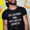 Morsom t-skjorte Ikke rik men hårete med teksten JEG ER IKKE RIK, MEN JEG ER HÅRETE..
