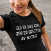 Morsom t-skjorte Ikke sint av natur med teksten JEG ER IKKE SINT, JEG ER GRETTEN AV NATUR