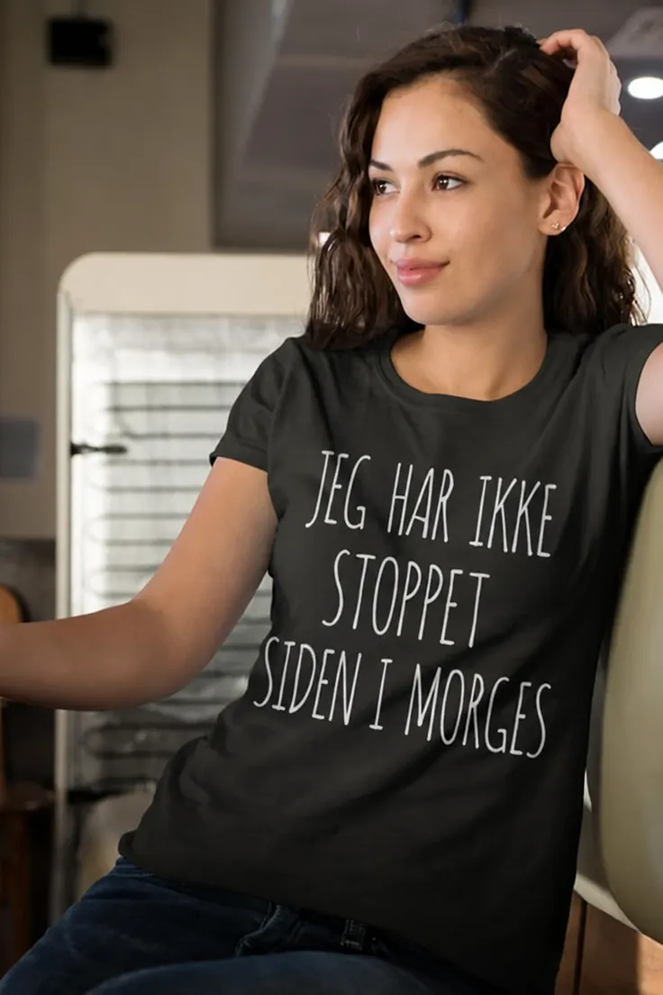 Morsom t-skjorte Ikke stoppet siden morgen med teksten JEG HAR IKKE STOPPET SIDEN I MORGES