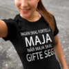 Morsom t-skjorte Ingen bestemmer bryllup med navn med teksten INGEN SKAL FORTELLE MAJA NÅR MAJA SKAL GIFTE SEG..