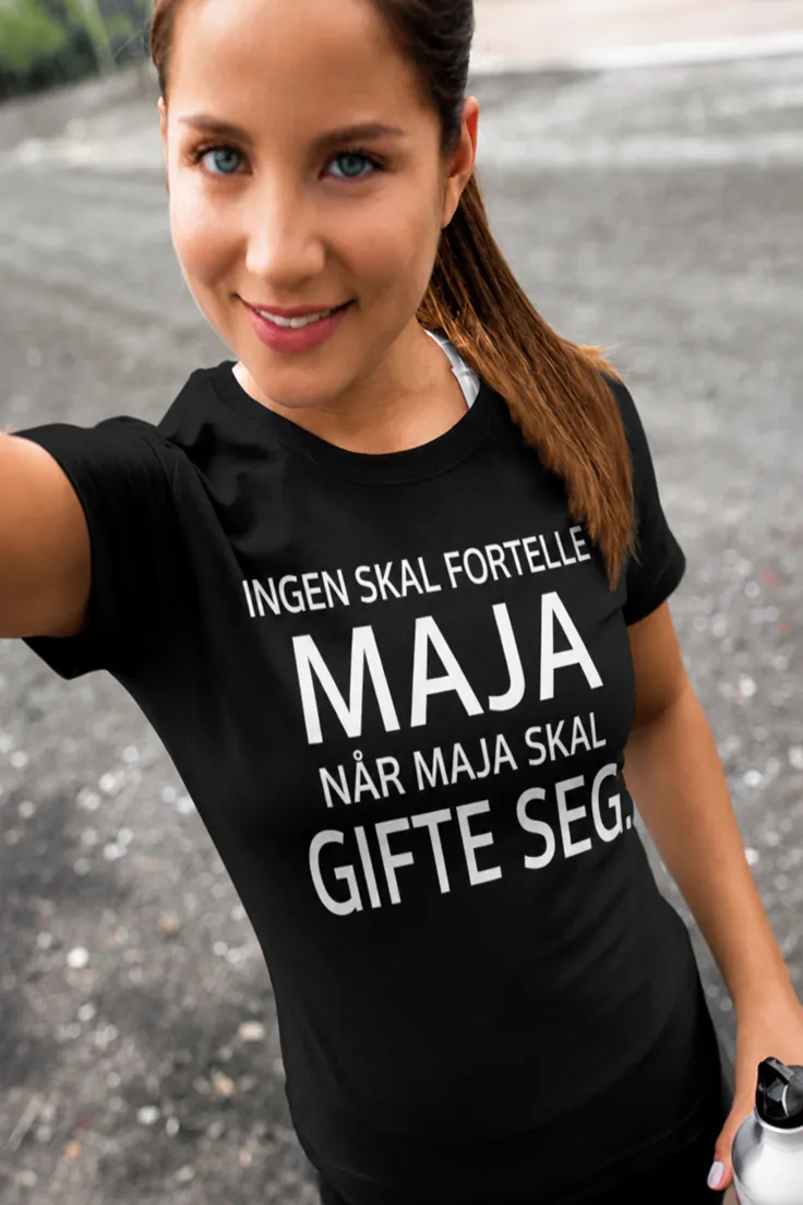 Morsom t-skjorte Ingen bestemmer bryllup med navn med teksten INGEN SKAL FORTELLE MAJA NÅR MAJA SKAL GIFTE SEG..