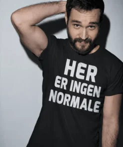 Morsom t-skjorte Ingen er normale med trykket HER ER INGEN NORMALE.
