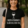Morsom t-skjorte Ingen vitaminer slår vin med teksten INGEN VITAMINER SLÅR EN LITER VIN..