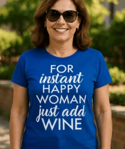 Morsom t-skjorte Instant glad med vin med humoristisk vintema som gave