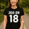 Morsom t-skjorte Jeg er 18 med teksten JEG ER 18 på trykket