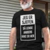 Morsom t-skjorte Jeg er sjefen med navn med humoristisk design for gave