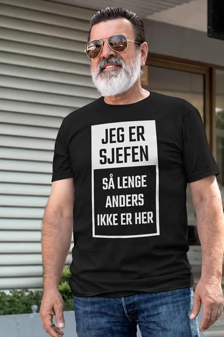 Morsom t-skjorte Jeg er sjefen med navn med humoristisk design for gave