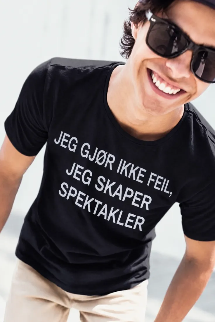 Morsom t-skjorte Jeg gjør ikke feil med teksten JEG GJØR IKKE FEIL, JEG SKAPER SPEKTAKLER.