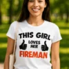 Morsom t-skjorte Jenta elsker brannmannen sin med teksten THIS GIRL LOVES HER FIREMAN