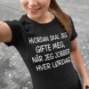 Morsom t-skjorte Jobber hver lørdag med teksten HVORDAN SKAL JEG GIFTE MEG, NÅR JEG JOBBER HVER LØRDAG
