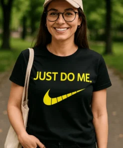 Morsom t-skjorte Just do me smil med teksten JUST DO ME.. på brystet