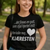 Morsom t-skjorte Kaller meg kjæresten med humoristisk kjærlighetsdesign som gave