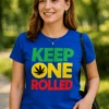 Morsom t-skjorte Keep one rolled rasta stil med teksten KEEP ONE ROLLED