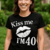 Morsom t-skjorte Kiss me alder valgfri med teksten Kiss me I'M40