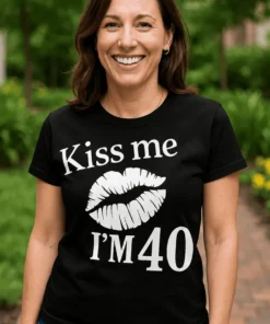 Morsom t-skjorte Kiss me alder valgfri med teksten Kiss me I'M40