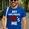 Morsom t-skjorte Kjæresten elsker meg som humoristisk gave til kjæreste og bursdag