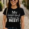 Morsom t-skjorte Kjæresten min er best med teksten My boyfriend is always the BEST!