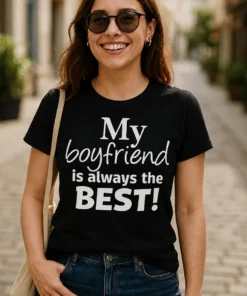 Morsom t-skjorte Kjæresten min er best med teksten My boyfriend is always the BEST!