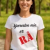 Morsom t-skjorte kjæresten min er rå med teksten kjæresten min er RÅ