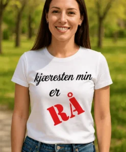 Morsom t-skjorte kjæresten min er rå med teksten kjæresten min er RÅ