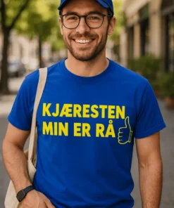 Morsom t-skjorte Kjæresten min er rå med teksten KJÆRESTEN MIN ER RÅ