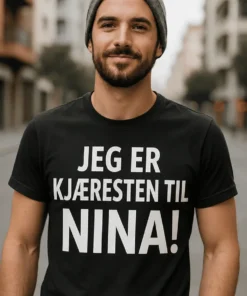 Morsom t-skjorte Kjæresten til med navn med teksten JEG ER KJÆRESTEN TIL NINA!