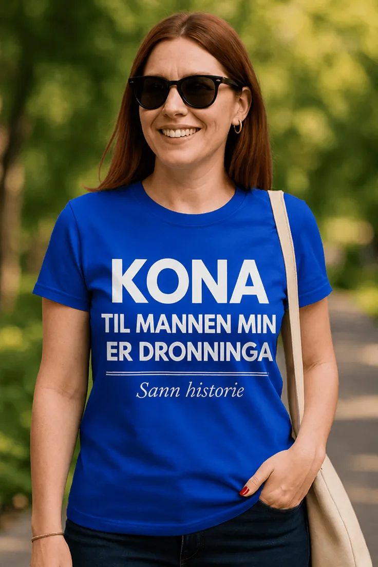 Morsom t-skjorte Kona er dronninga med trykket KONA TIL MANNEN MIN ER DRONNINGA Sann historie.