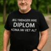Morsom t-skjorte Kona vet alt som gave til bursdag for mann med sans for ekteskapshumor