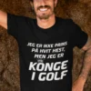 Morsom t-skjorte Konge i golf med teksten JEG ER IKKE PRINS PÅ HVIT HEST, MEN JEG ER KONGE I GOLF.