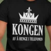 Morsom t-skjorte Kongen på telefonen med teksten KONGEN AV Å HENGE I TELEFONEN