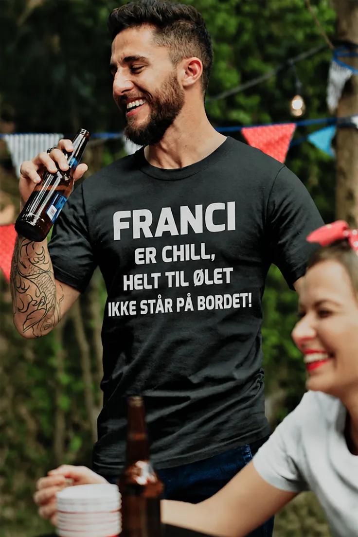 Morsom t-skjorte øl på bordet med navn med humoristisk design for gave