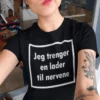 Morsom t-skjorte Lader for nervene med teksten Jeg trenger en lader til nervene