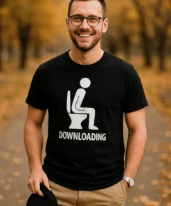Morsom t-skjorte Laster ned med teksten DOWNLOADING