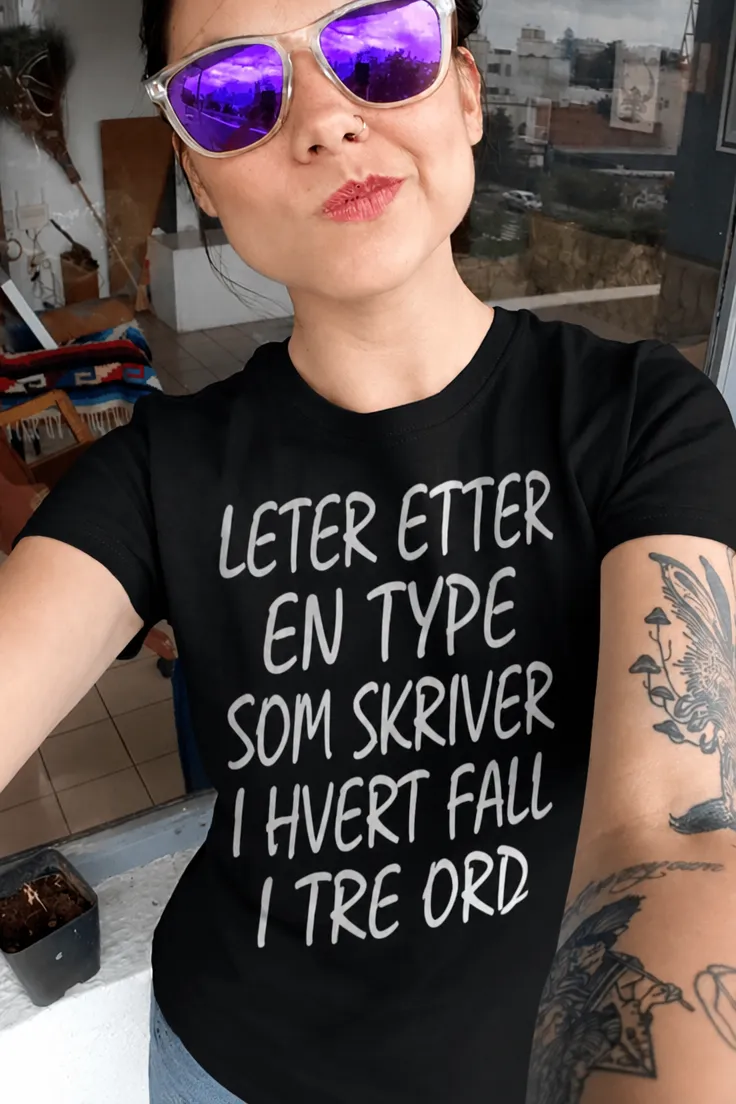 Morsom t-skjorte Leter etter grammatikknerd med teksten LETER ETTER EN TYPE SOM SKRIVER I HVERT FALL I TRE ORD.