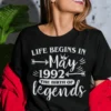 Morsom t-skjorte Life begins in legends med humoristisk bursdagsdesign som gave