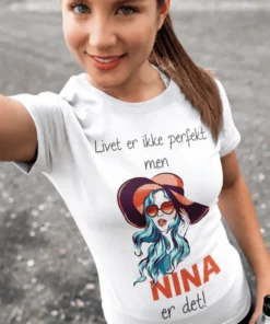 Morsom t-skjorte Livet er perfekt med navn med teksten Livet er ikke perfekt men NINA er det!