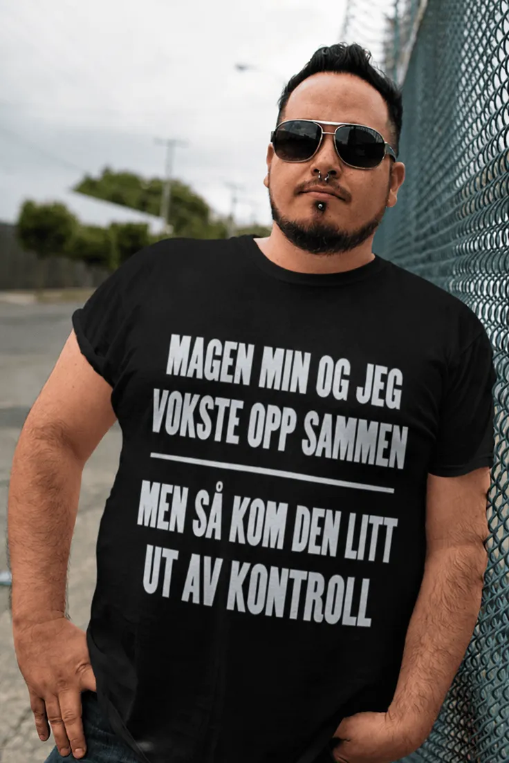 Morsom t-skjorte Magen ute av kontroll med humoristisk design for gave og hverdagsbruk