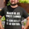 Morsom t-skjorte Magen ute av kontroll med teksten MAGEN OG JEG VOKSTE SAMMEN SÅ KOM DEN LITT UT AV KONTROLL
