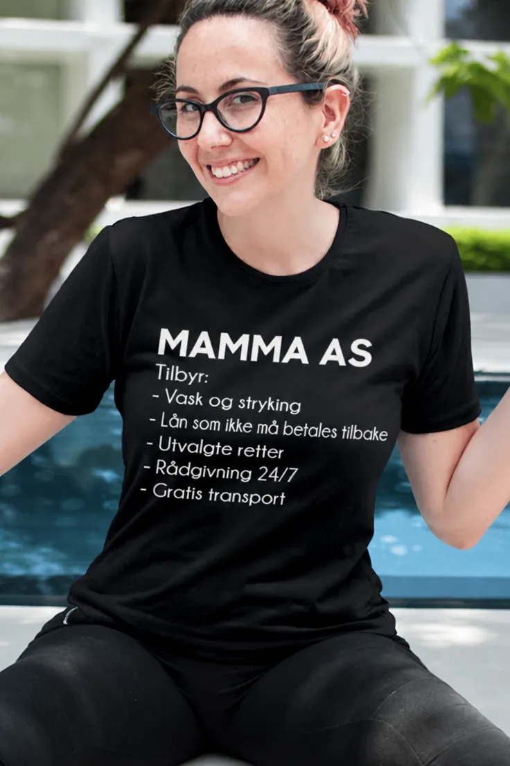 Morsom t-skjorte Mamma AS morsdag med teksten MAMMA AS Tilbyr: Vask og stryking Lån som ikke må betales tilbake Utvalgte retter Rådgivning 24/7 Gratis transport