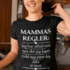 Morsom t-skjorte Mammas regler med humoristisk design og teksten MAMMAS REGLER