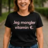 Morsom t-skjorte Mangler vitamin euro med teksten Jeg mangler vitamin €..