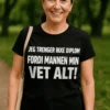 Morsom t-skjorte Mannen vet alt med teksten JEG TRENGER IKKE DIPLOM FORDI MANNEN MIN VET ALT!
