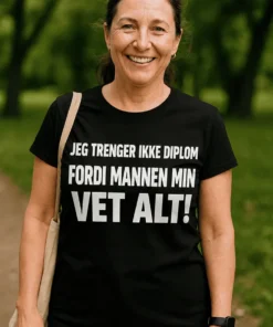 Morsom t-skjorte Mannen vet alt med teksten JEG TRENGER IKKE DIPLOM FORDI MANNEN MIN VET ALT!