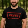 Morsom t-skjorte med navn med trykket eLVI'S på svart t-skjorte