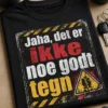 Grunge t-skjorte med teksten «Jaha, det er ikke noe godt tegn» i slitt typografi med røffe detaljer og tydelig ironisk uttrykk.